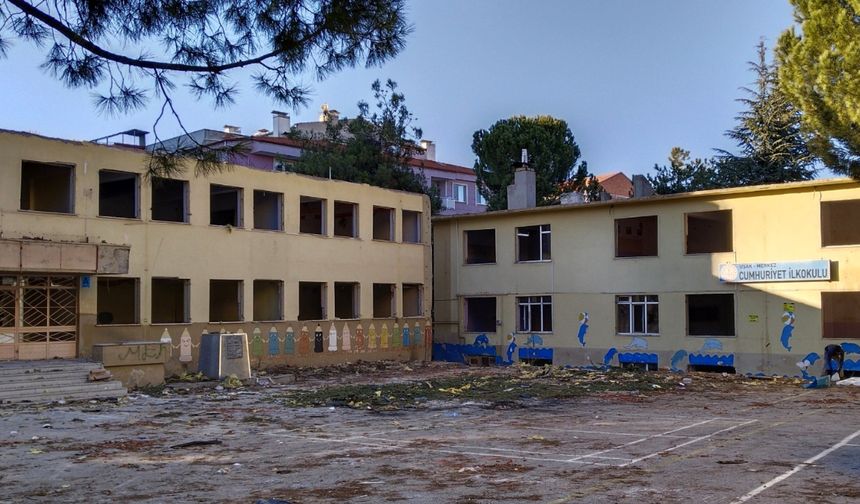 Uşak'ta 68 yıl önce yapılan okullar yıkılıyor!