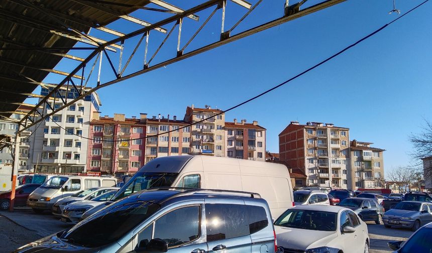 Uşak esnafı, hayalet şehir gibi olan Çarşamba pazarı için gün sayıyor