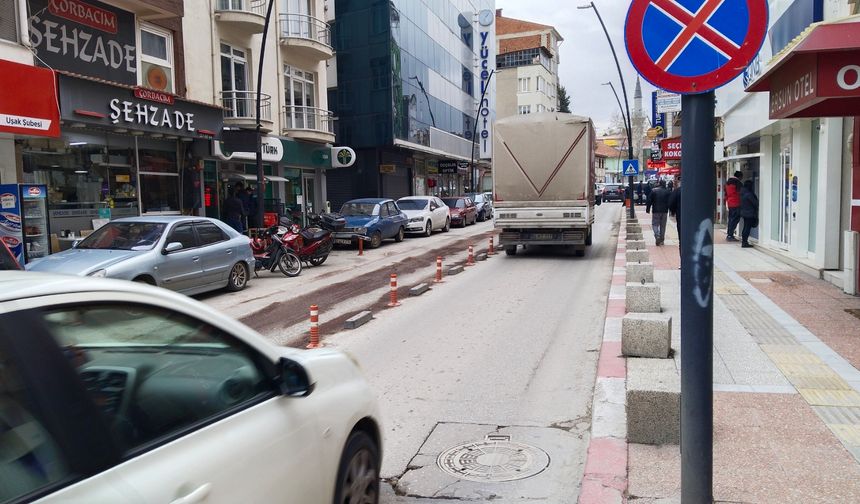 Uşak'ta gereksiz çift sıra parklar nedeniyle yoğun trafik oluşan caddedeki sorun çözüldü