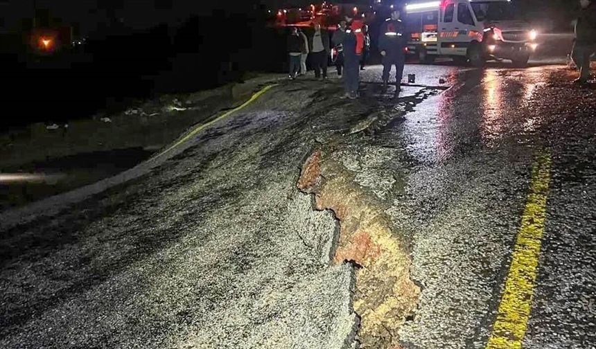 Uşak Aşağı Karacahisar'da çöken yol kötü işçilik nedeniyle bu hale geldi