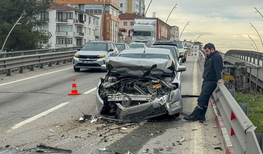 Uşak Dörtyol köprüde 3 araç bir birine girdi