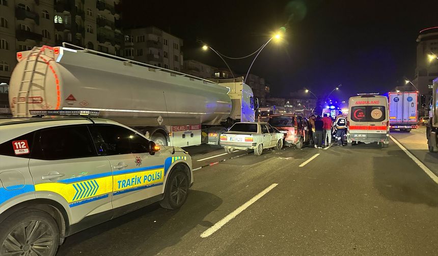 Uşak Dörtyol mevkiinde yine zincirleme kaza! 4 araç bir birine girdi!
