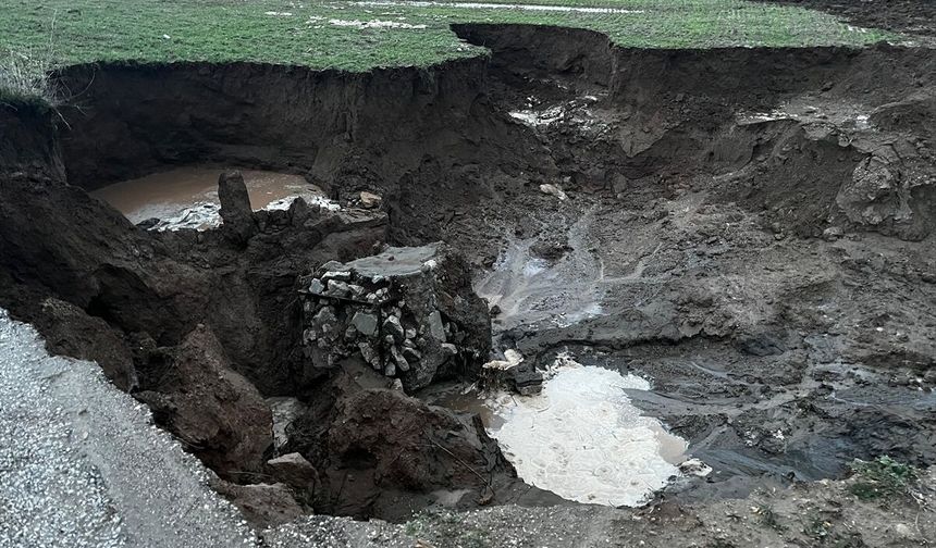 Uşak'ın Banaz ilçesine komşu termal kent Sandıklı'da aşırı yağış nedeniyle dere yatağındaki ara yol çöktü!