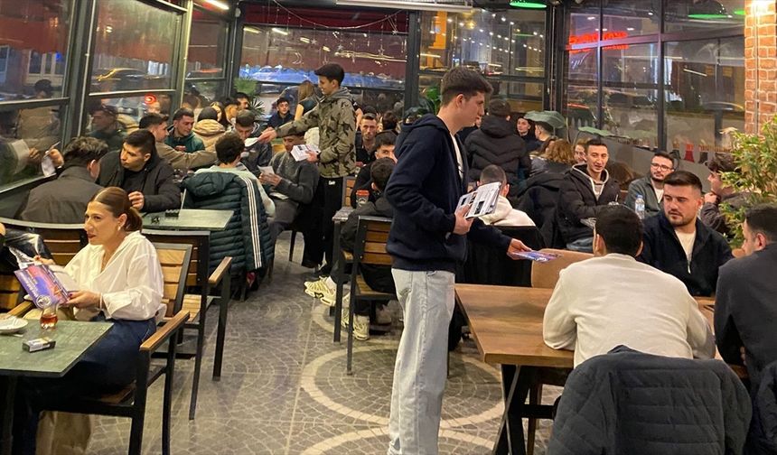 Uşak'ın komşusu Simav'daki kafe ve kahvelerdeki gençlere ulaştılar