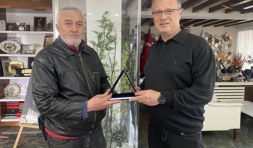 Eşme'nin komşusu Alaşehir'de belediye çalışanı Ali İlkgün, para dolu çantayı sahibine ulaştırdı