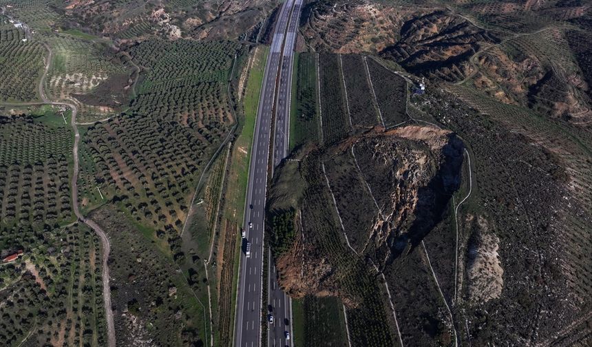 Turgutlu ve Saruhanlı arasında toprak kaymasıyla kapanan otoyol yeniden ulaşıma açıldı