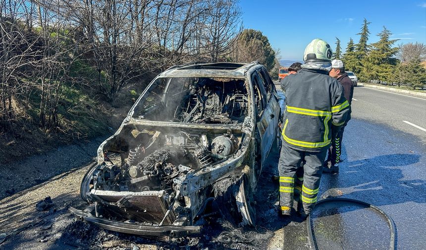 Uşak ve İzmir yolundaki lüks cip alev alıp küle döndü