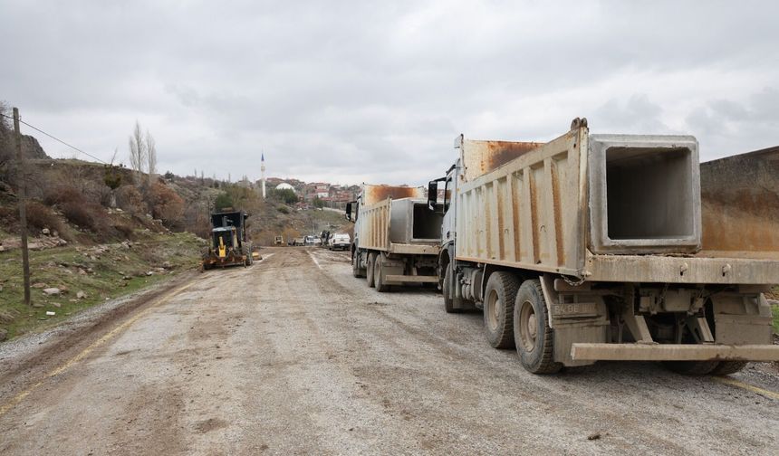 Uşak'ta çöken yolu Ramazan Bayramına yetiştirmek için çalışıyorlar