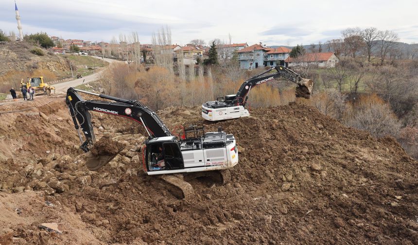 Uşak'ta çöken yoldaki çalışmalar aralıksız sürüyor