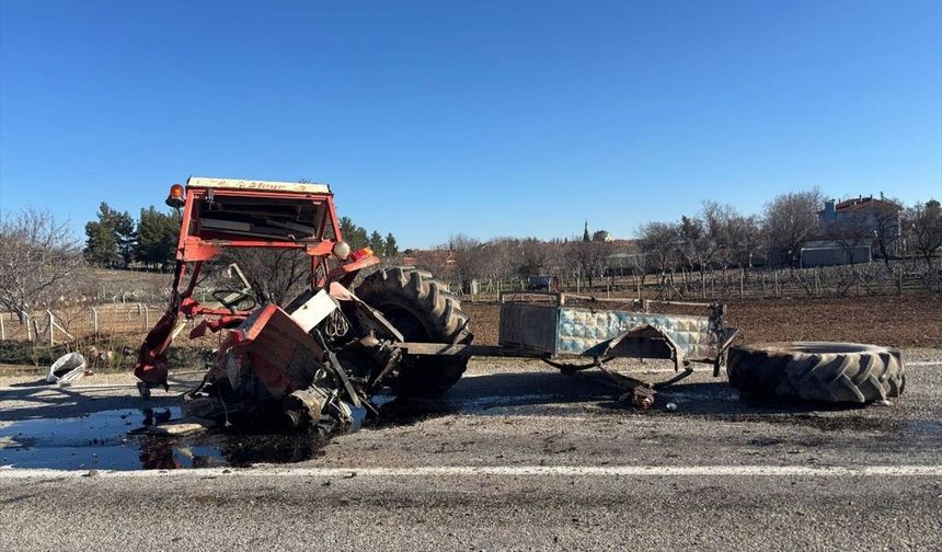 Uşak Ulubey Hasköy'de kamyonla çarpışan traktörün sürücüsü ağır yaralandı