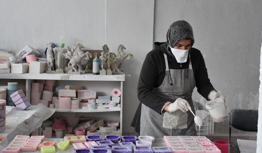 Çobanlar'daki kadınlar ekmeklerini taştan çıkarıyorlar