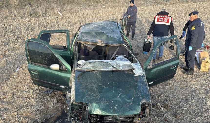Kütahya ve Afyon arasındaki yolda takla atan otomobildeki sürücü Mustafa Topal hayatını kaybetti
