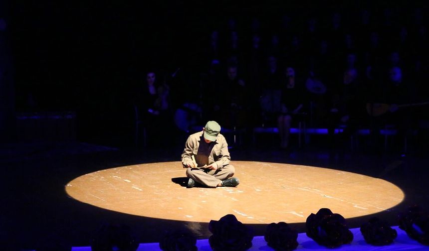 Uşak'ta İstiklal Marşı yarışmasında dereceye giren öğrencilere ödül