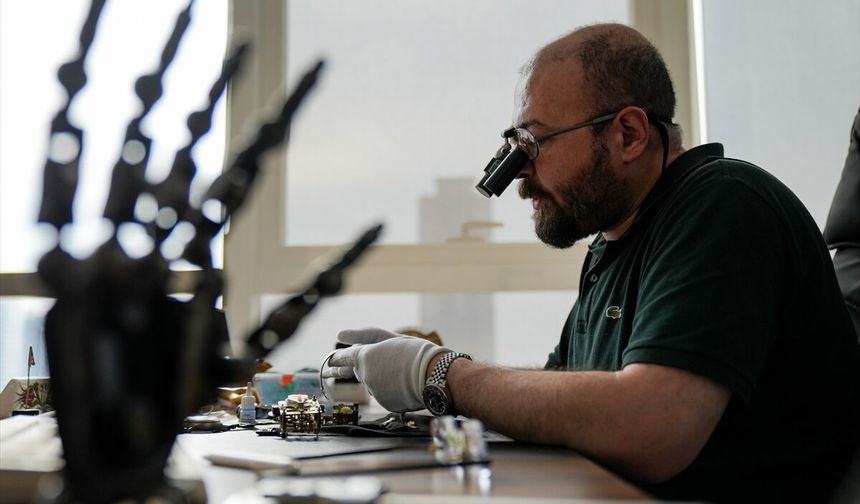 Ortopedi uzmanı Ahmet Savran, saat tamiriyle büyük ameliyatlara hazırlanıyor