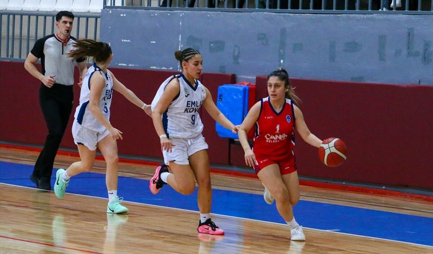 Uşak'ta 18 yaş altı kız basketbolcular mücadele ettiler