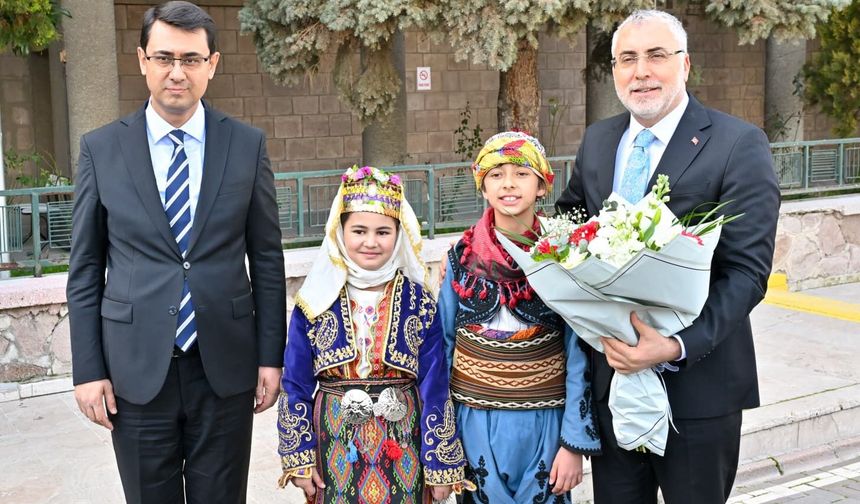 Bakan Işıkhan, Uşak Valisi Kartal'a hayırlı olsun dileklerini sundu