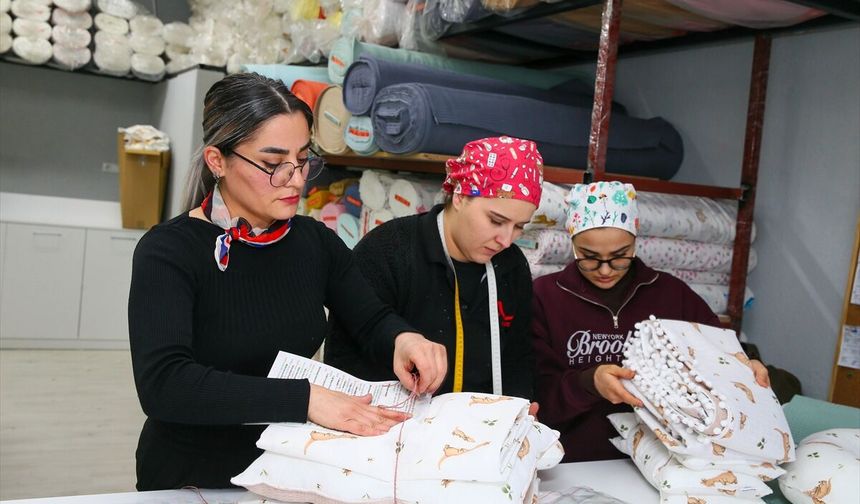 Uşak'ın Banaz ilçesinden Çağlar Aras dikiş maskesiyle başlayıp işini büyüttü
