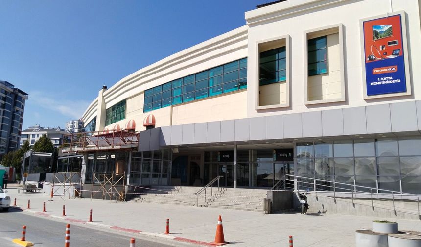 Uşak'ta yüzlerce aileni geçimini sağladığı Karun AVM, bayram sonrasına hazır hale getiriliyor