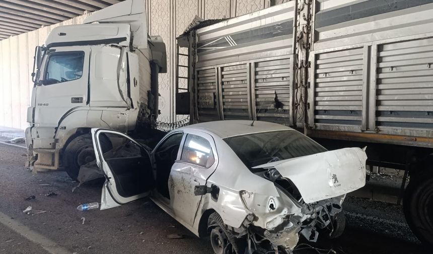 Uşak Özdilek kavşakta feci kaza!