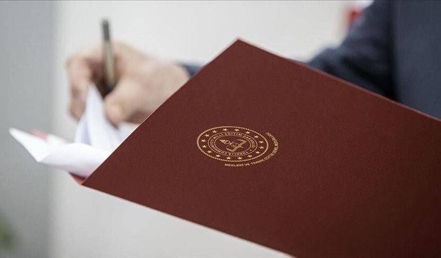 Uşak'ta 4 kadın öğretmeni beğeni atmadı diye resmi yolla uyaran müdüre soruşturma!