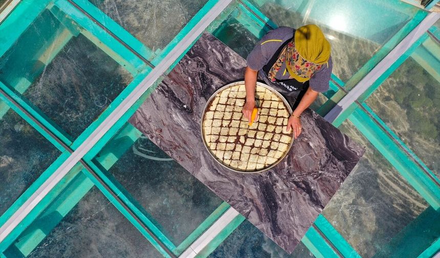 Uşak'ın Ulubey ilçesine has zini hamursuzunu yerden 150 metre yüksekteki cam terasta pişirdi!