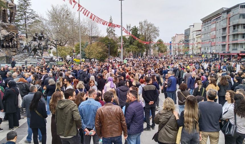 Binlerce öğretmen, Uşak'ın göbeğinde ıslıklarla şiddete karşı çıktılar