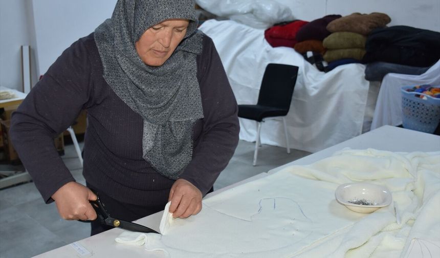 Banaz'ın yakın komşusu Sandıklı'daki kadınlar, el emeğiyle ekonomiye can veriyorlar