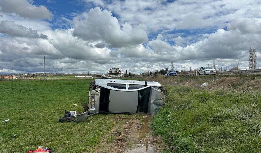 Uşak ve Banaz arasında tarlaya uçan otomobildeki 4 kişi yaralandı