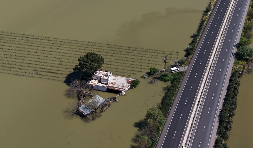 Murat Dağı'ndan doğan Gediz, Manisa Şehzadeler'de taştı! Ev ve damlar su altında kaldı!