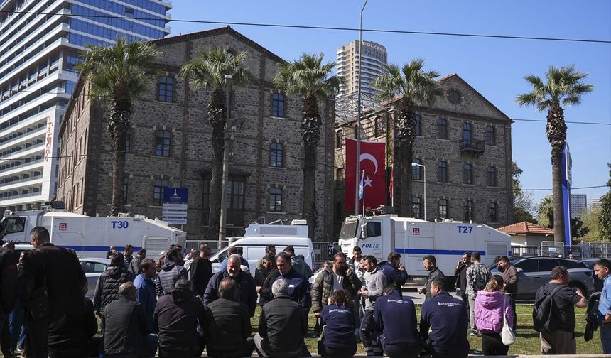 Polis, tahliye kararı verilen Konak DGM binası önünde güvenlik önemli aldı