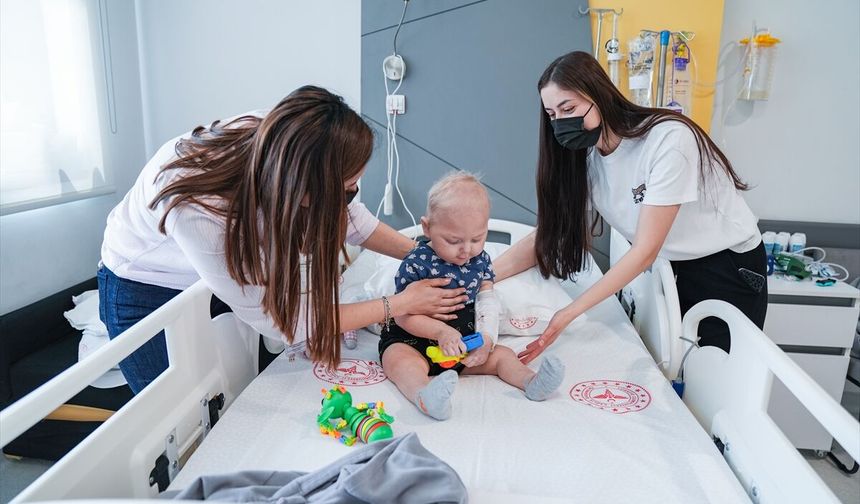 Kadir Efe bebek, İzmir'de yetişkinden nakledilen bağırsakla hayata bağlandı