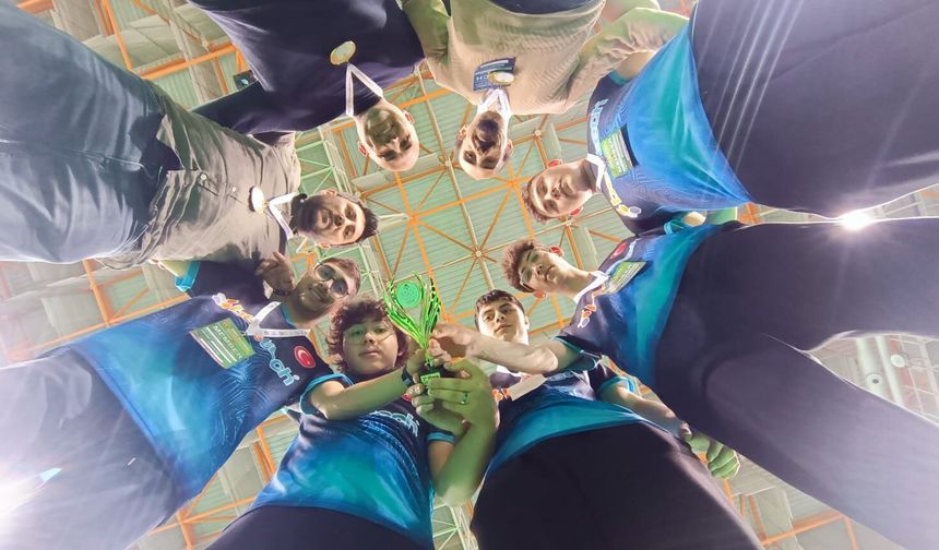 Uşak TOBB MTAL öğrencileri Girit'te Türk Bayrağını dalgalandırdı! Dünya şampiyonu oldu!