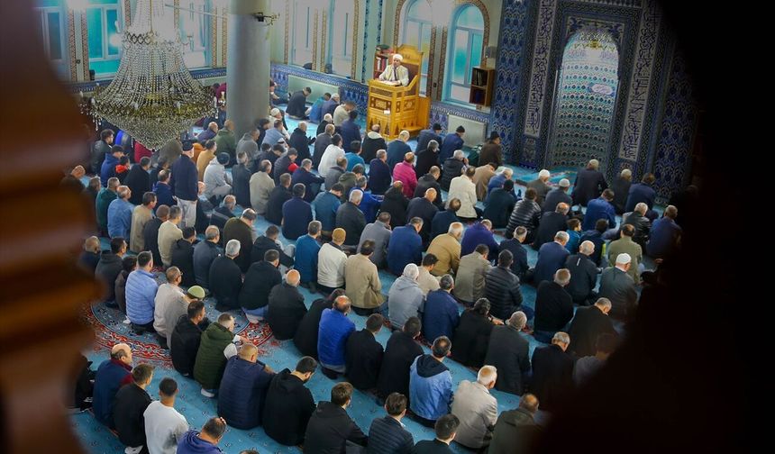 Uşak'ta Bayram Namazı kılındı! Yücetepe Camii'nden görüntüler