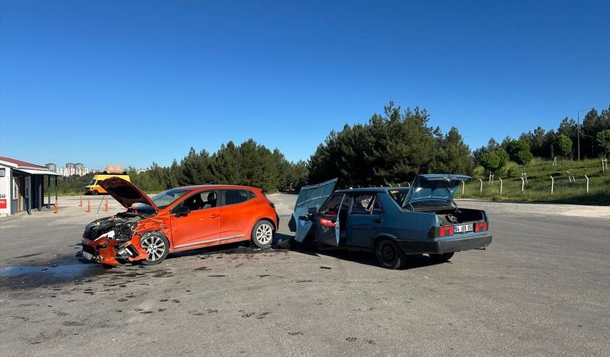 Uşak Karaağaç Mahallesi'ndeki kazada 5 kişi yaralandı