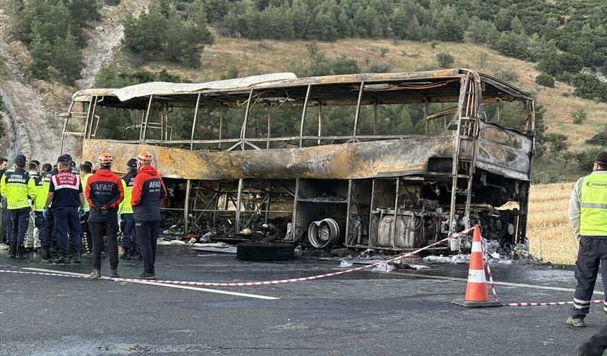 Uşak'ın komşusu Denizli'de feci kaza! Yanan otobüsteki 1'i bebek 8 kişi hayatını kaybetti