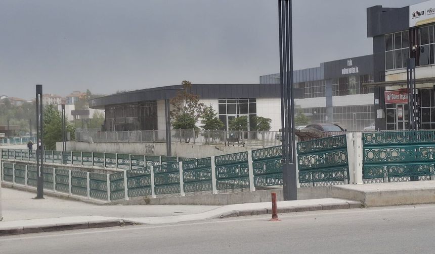 Uşak'ta kopan fırtına toz bulutları oluşturdu