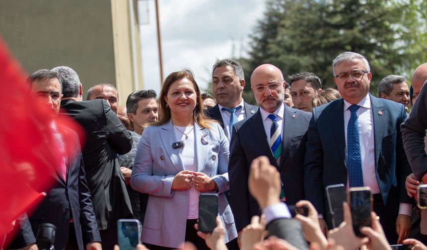 Uşak'ın komşusu Afyonkarahisar'ın Belediye Başkanı AK Partili Burcu Köksal, partililerle buluştu