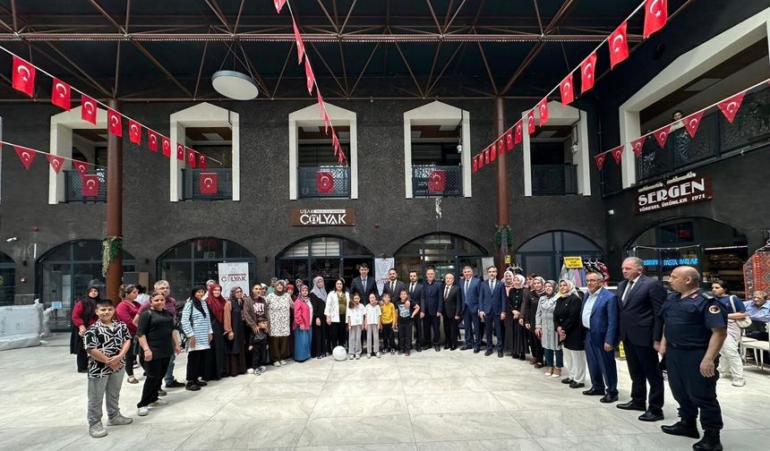 Uşak Valisi Kartal, Çölyaklı çocukların yararına düzenlenen kermesi ziyaret etti