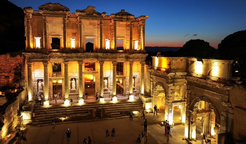 Uşak'ta bir türlü uygulanmayan gece müzeciliği, Efes'te bu yıl da sürecek!