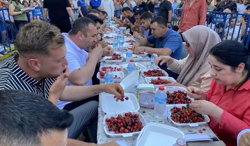 Eşme'nin komşusu Alaşehir'deki kiraz yeme yarışını Ömer Evren kazandı