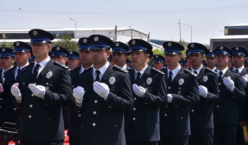 Afyonkarahisar'da mezun olan polis adayları kep attı