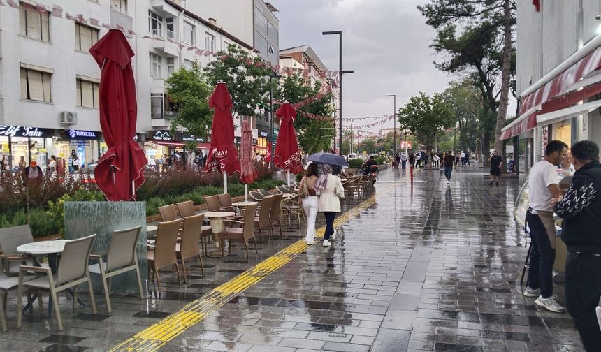 Yağmura rağmen açıklama yapan Metin, Uşak'ın kritik sorunlarına dikkat çekti!
