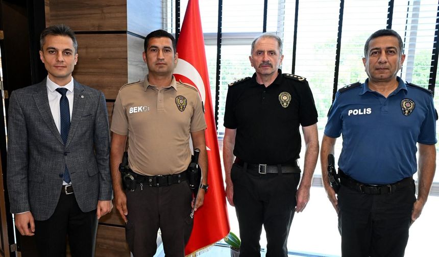 Uşak Yaşar Akar İlkokulu'nda ıslandığı halde görme engelli vatandaşa yardım eden bekçi Seyhan Öncü'ye ödül