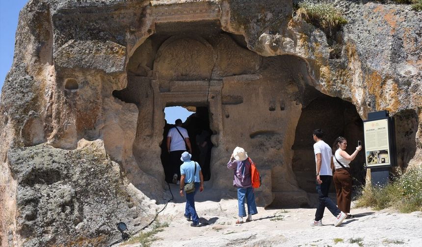 Uşak'tan da ziyaret edilen Afyon ve Kütahya'daki Frig Vadisi'ne yaz döneminde yoğun ilgi