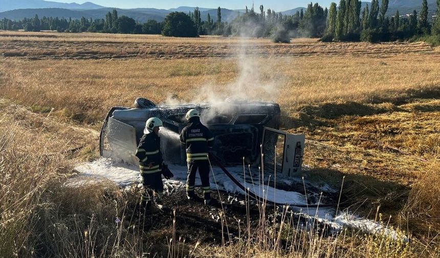Gediz Dedeköy'de yoldan çıkan otomobil, uçtuğu tarlada alev aldı