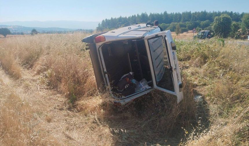 Uşak Sivaslı Salmanlar'da kontrolü kaybeden otomobil şarampole devrildi