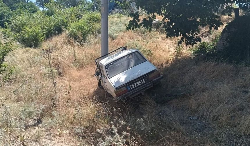 Uşak Güre'de şarampole uçan otomobil direğe çarparak durdu