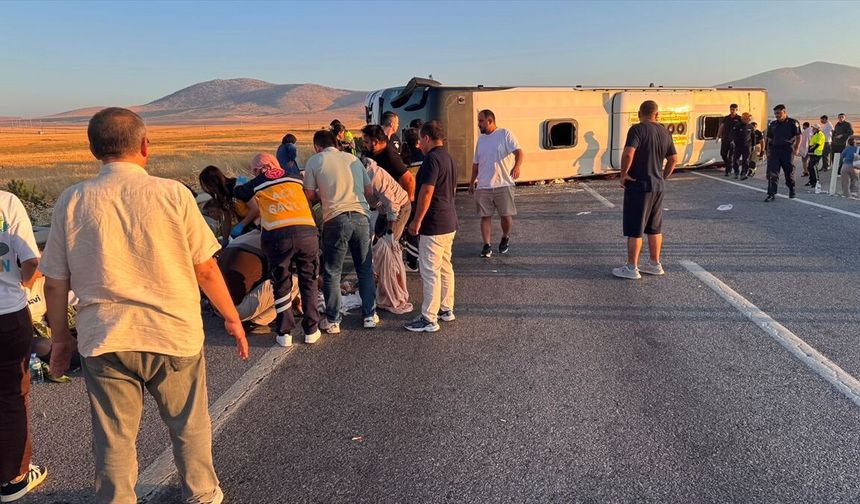 Kütahya ve Afyon yolunda devrilen otobüsteki 31 kişi yaralandı