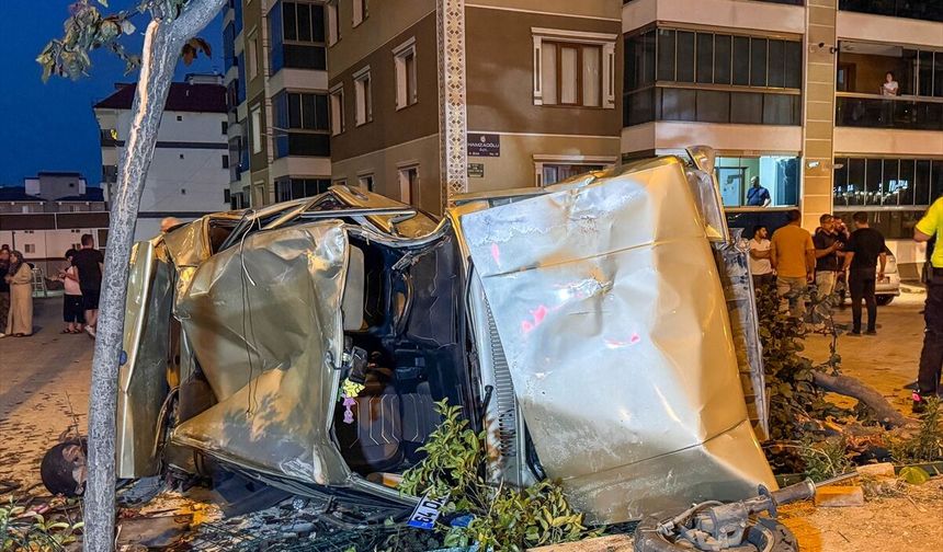 Uşak'ta cadde üzerinde savrulan otomobil sitenin bahçesine girdi! 1'i ağır 2 yaralı!