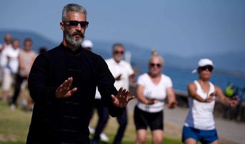 Güzelbahçe'de sahildeki bedava tai chi derslerine yoğun ilgi